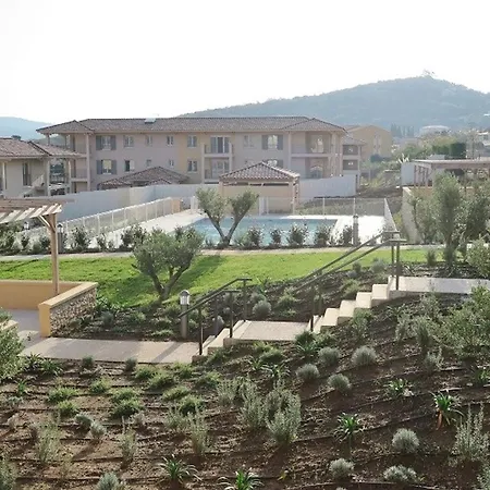 T3 A : Terrasse, Piscine, Parking Et Proximite Village - Fr-1-726-15