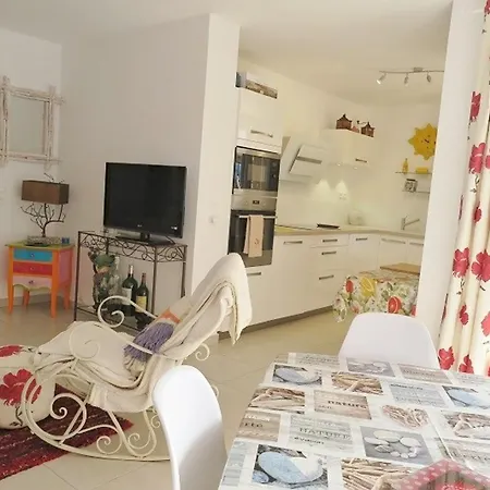 T3 A : Terrasse, Piscine, Parking Et Proximite Village - Fr-1-726-15 *