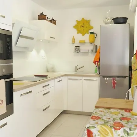 Apartment T3 A : Terrasse, Piscine, Parking Et Proximite Village - Fr-1-726-15 *