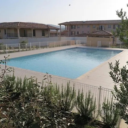 T3 A : Terrasse, Piscine, Parking Et Proximite Village - Fr-1-726-15 *